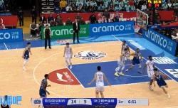 凌波微步🤩杨瀚森弧顶持球 左冲右突连续晃开防守轻松上篮打中