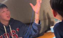 一家人其乐融融！周琦儿子教老父亲玩挑绳：糊糊在线教学