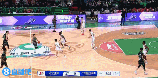 🥰暖心！韩德君空接被犯规&双膝跪地差点闪腰 广州全队上来关心